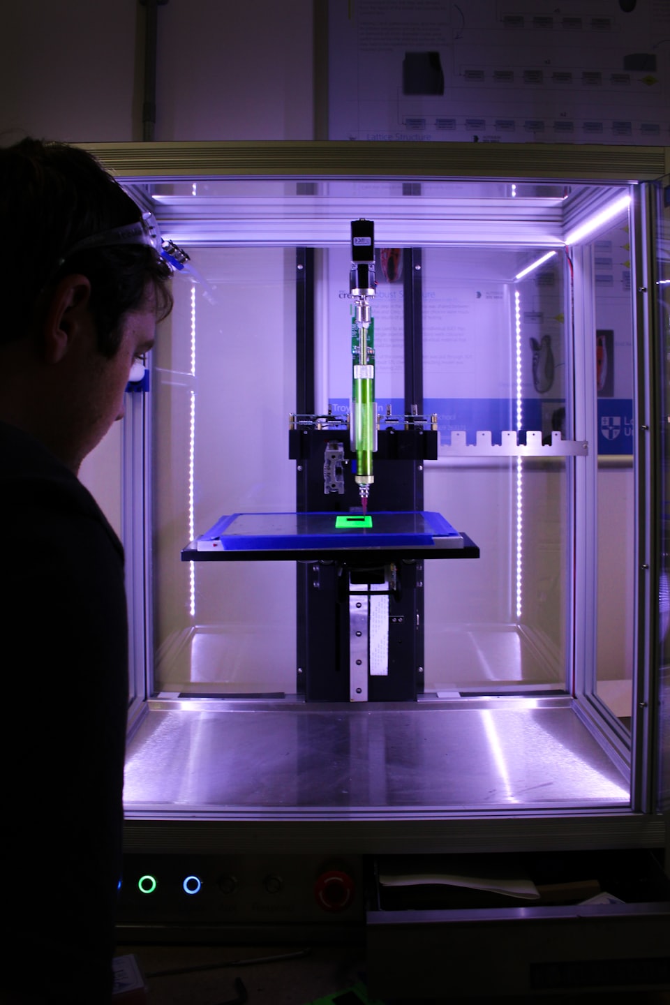 Técnico supervisando una impresora 3D de alta precisión en funcionamiento